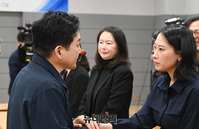 [포토] 검단AA13 입주자 대표와 인사하는 원희룡 장관