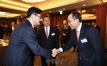 [포토] 악수 나누는 추경호 부총리와 홍익표 원내대표