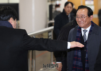 [포토] 울산시장 선거개입 1심 선고공판 출석하는 송철호 전 시장