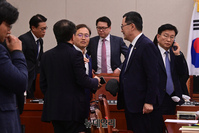 [포토] 법사위 마치고 대화 나누는 민주당 의원들