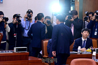 [포토] 퇴장하는 깁도읍 위원장과 국민의힘 의원들