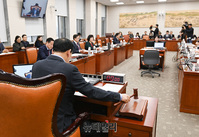 [포토] 의사봉 두드리는 김철민 국회 교육위원장 