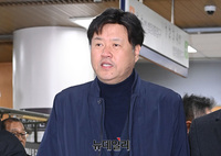 [포토] '대장동 뇌물' 선고공판 출석하는 김용