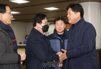 [포토] 지지자에 인사하며 선고공판 출석하는 김용...일부 유죄인정 법정구속