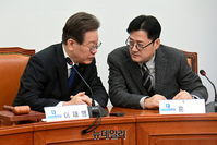 [포토] 대화 나누는 이재명·홍익표