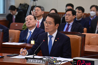 [포토] 질의 듣고있는 이정식 고용노동부 장관