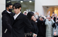 [포토] 팬 환호속 입장하는 투모로우바이투게더 연준