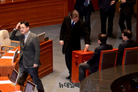 [포토] 손준성·이정섭 검사 탄핵소추안 투표하는 이재명·홍익표