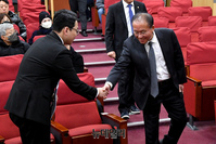 [포토] 악수 나누는 윤재옥 원내대표와 공익제보자 조명현 씨 