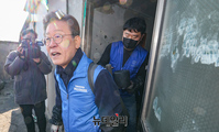 [포토] 연탄 나르는 이재명 대표