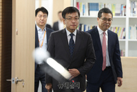 [포토] 기자간담회 입장하는 최상목 경제부총리 후보자