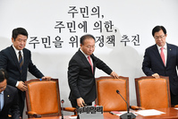 [포토] 회의 참석하는 윤재옥 국민의힘 원내대표