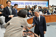 [포토] 의원들과 인사 나누는 조희대 대법원장 후보자