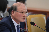 [포토] 답변하는 이상인 방송통신위원회 위원장 직무대행