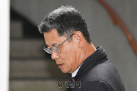 [포토] 탈북어민 강제북송 공판 출석하는 김연철 전 통일부 장관