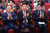 [포토] 박수치는 김진표·윤재옥·홍익표 