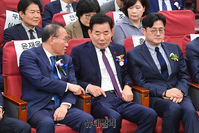 [포토] 행사장서 만난 김진표·윤재옥·홍익표 