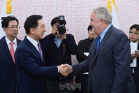 [포토] 김기현 당 대표실 찾은 인요한 혁신위원장