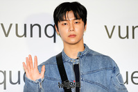 [포토] 강민혁 '간단한 손인사'