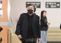 [포토] '서해피격 은폐' 공판 출석하는 김홍희 전 해경청장 