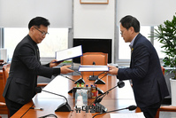 [포토] 합의문 주고 받는 이양수·박주민