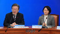 [포토] 박지혜 변호사 영입 이유 설명하는 이재명 민주당 대표