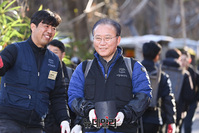 [포토] 구룡마을서 연탄 배달하는 윤재옥 원내대표