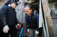 [포토] 연탄 나르는 윤재옥 원내대표