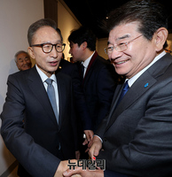 [포토] 악수나누는 MB-강석호 총재