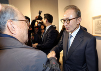 [포토] 지지자들과 인사나누는 MB