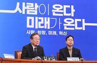 [포토] '2호 인재' 소개하는 이재명 민주당 대표