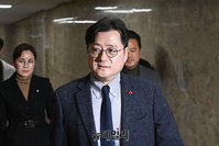 [포토] 의원총회 참석하는 홍익표 민주당 원내대표