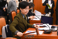 [포토] 정무위 개의하는 백혜련 정무위원장