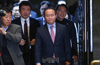 [포토] 비상의원총회 입장하는 윤재옥 당대표 권한대행