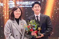 [포토] 2023 국가브랜드 컨퍼런스, 가수 '영탁' 대중문화부문 대상 수상