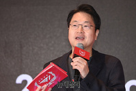 [포토] T1 소개하는 전용준 캐스터 