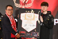 [포토] '롤드컵 우승' 기념 사인액자 증정하는 페이커