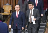 [포토] 원내대책회의 입장하는 윤재옥·유의동