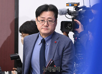 [포토] 원내대책회의 참석하는 홍익표 민주당 원내대표