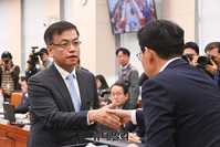 [포토] 증인선서문 제출하는 최상목 부총리 겸 기재부 장관 후보자