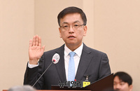 [포토] 선서하는 최상목 부총리 겸 기재부 장관 후보자