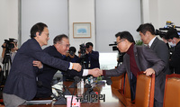 [포토] 인사나누는 여야 원내수석부대표·정책위의장