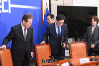 [포토] 최고위 참석하는 이재명·홍익표