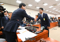 [포토] 증인선서문 제출하는 박상우 장관 후보자