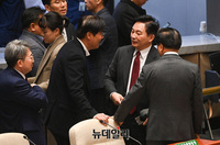 [포토] 예산결산특별위원회 전체회의, 대화나누는 원희룡 장관 