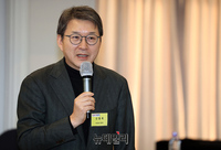 [포토] 미디어 알바트로스상 수상한 신동욱 앵커 "언론인으로 마지막 상일 듯"