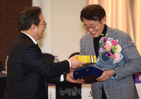 [포토] 미디어 알바트로스상 수상한 고대영 전 KBS 사장 "고생한 후배들 대리해 수상"