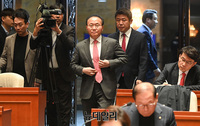 [포토] 의원총회 참석하는 윤재옥·유의동