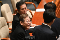 [포토] 국회 본회의서 대화나누는 이재명 대표