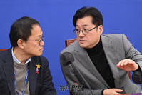 [포토] 대화 나누는 홍익표 민주당 원내대표